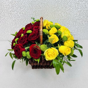 Цветочная композиция из роз в корзинке